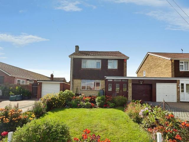 3 bedroom link detached house for sale