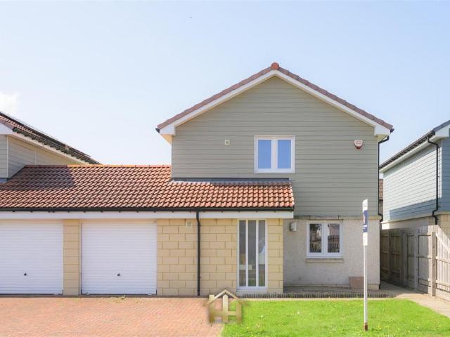 3 bedroom link detached house for sale