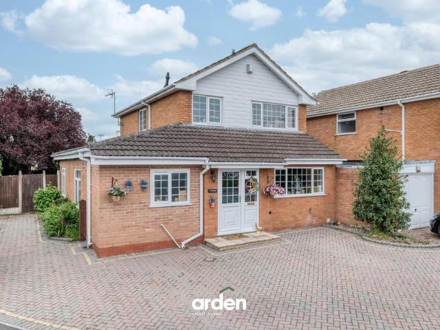 3 bedroom link detached house for sale