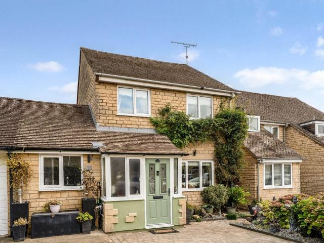 3 bedroom link detached house for sale