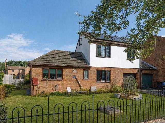 3 bedroom link detached house for sale