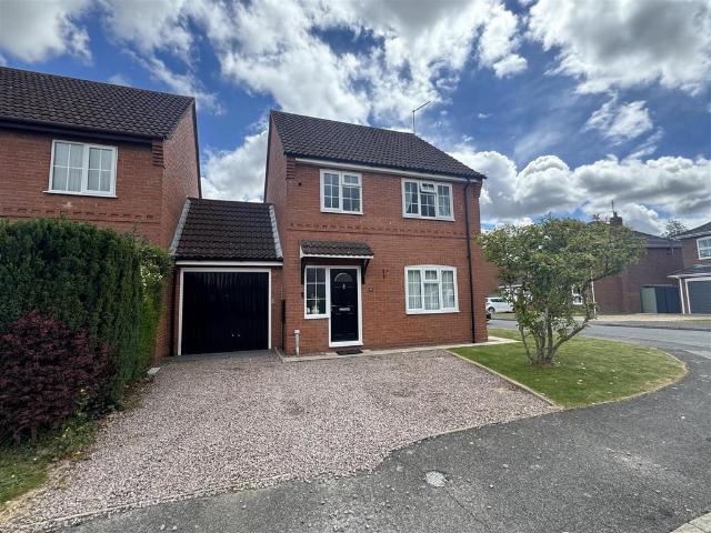 3 bedroom link detached house for sale