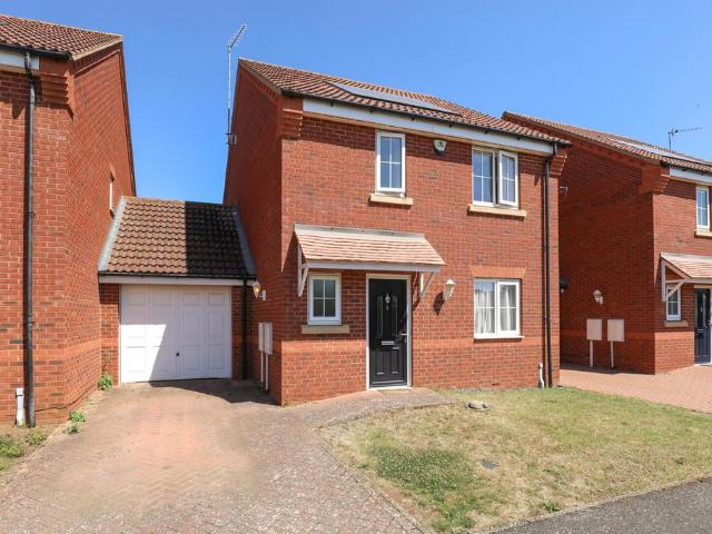 3 bedroom link detached house for sale