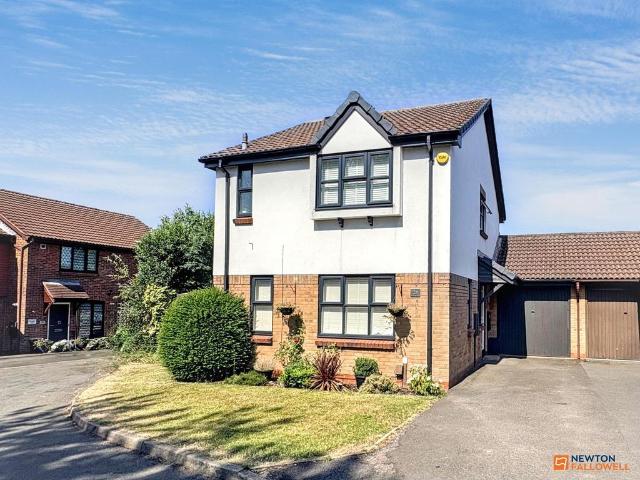 3 bedroom link detached house for sale
