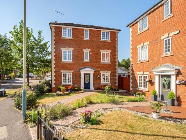 3 bedroom link detached house for sale