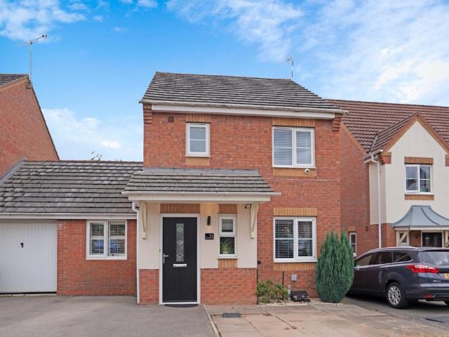 3 bedroom link detached house for sale