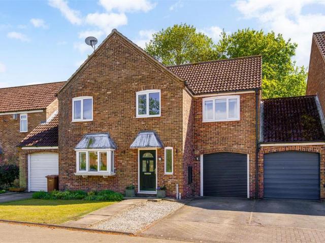 3 bedroom link detached house for sale