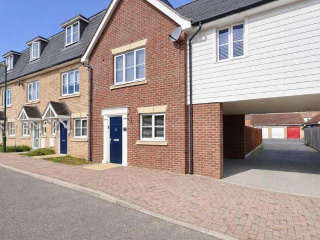 3 bedroom link detached house for sale