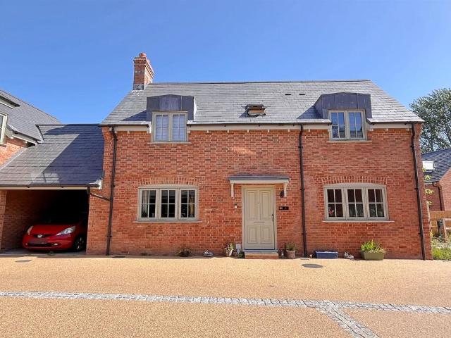 3 bedroom link detached house for sale