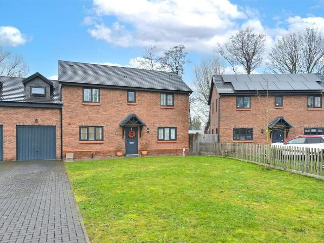 3 bedroom link detached house for sale