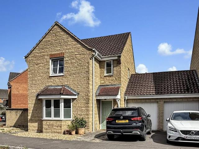 3 bedroom link detached house for sale