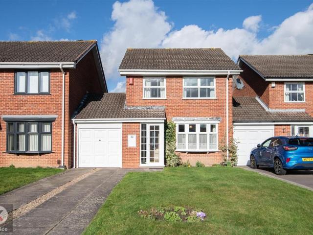 3 bedroom link detached house for sale