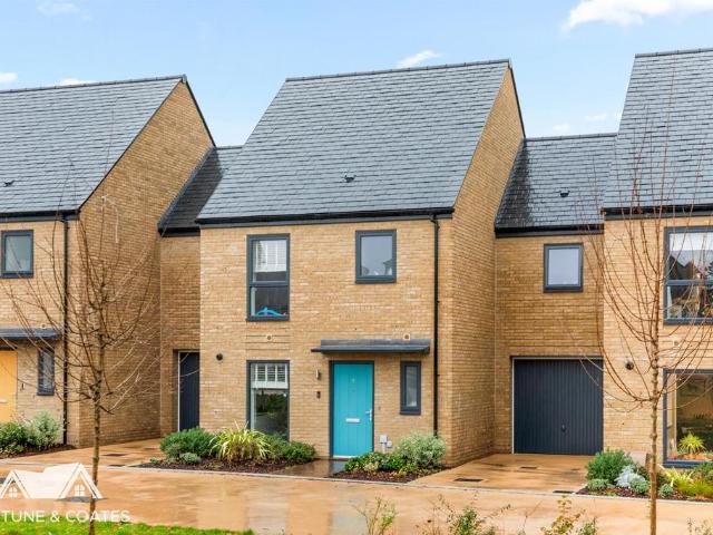 3 bedroom link detached house for sale