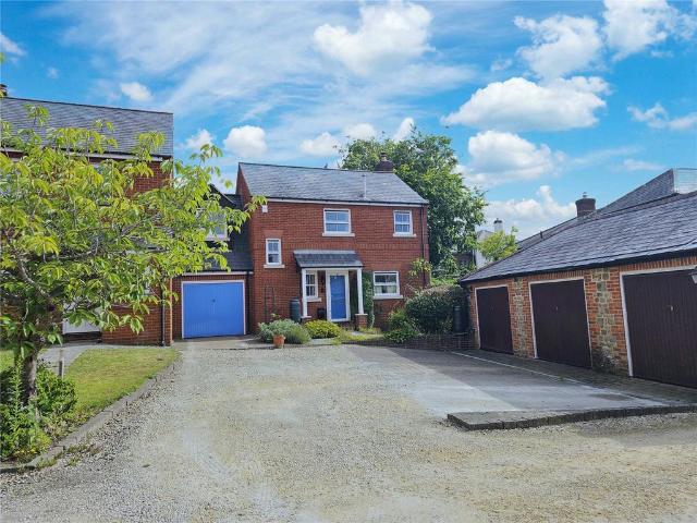3 bedroom link detached house for sale
