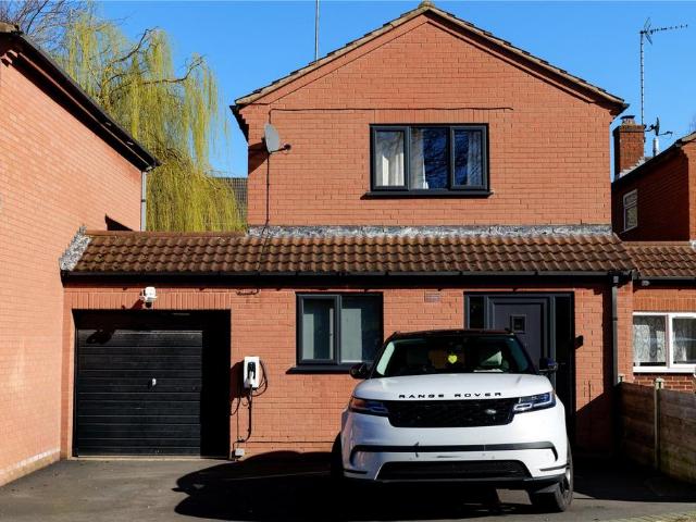 3 bedroom link detached house for sale