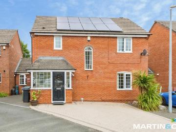 3 bedroom link detached house for sale