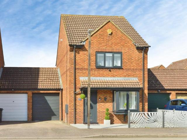 3 bedroom link detached house for sale