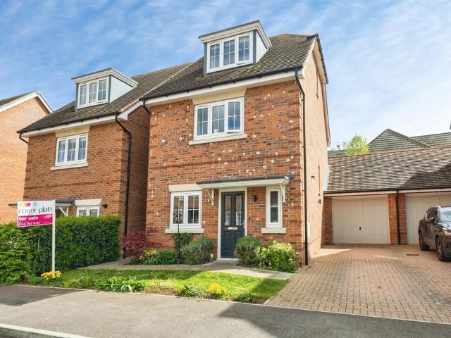 3 bedroom link detached house for sale