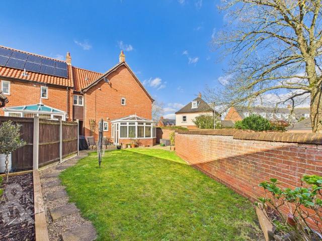 3 bedroom link detached house for sale