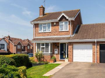 3 bedroom link detached house for sale