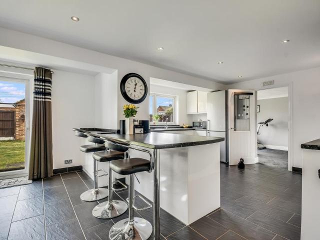 3 bedroom link detached house for sale