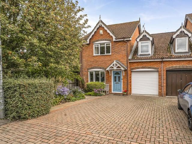 3 bedroom link detached house for sale