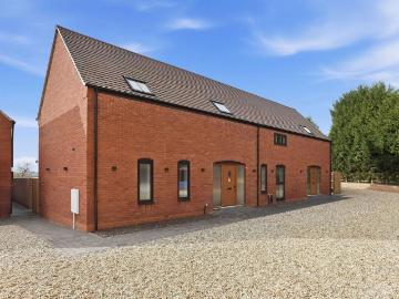 3 bedroom link detached house for sale