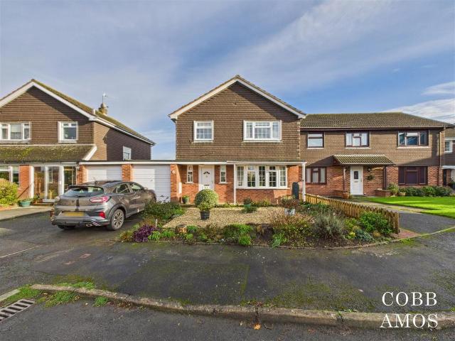 3 bedroom link detached house for sale