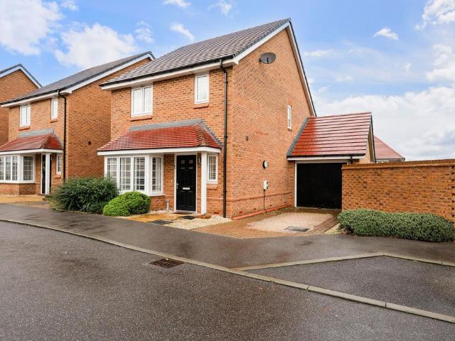 3 bedroom link detached house for sale