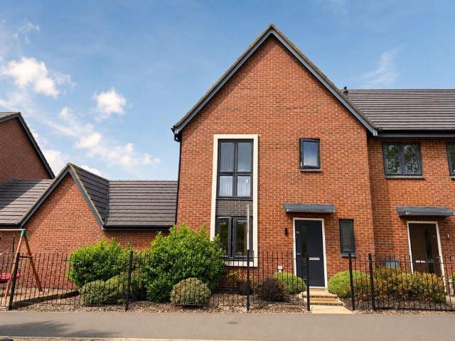 3 bedroom link detached house for sale
