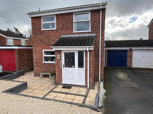 3 bedroom link detached house for sale
