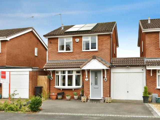 3 bedroom link detached house for sale