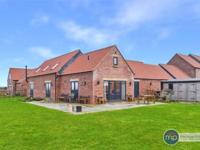 3 bedroom link detached house for sale