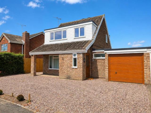3 bedroom link detached house for sale