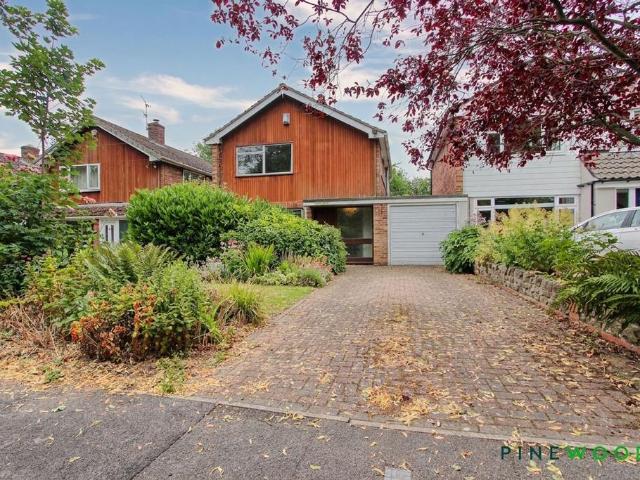 3 bedroom link detached house for sale