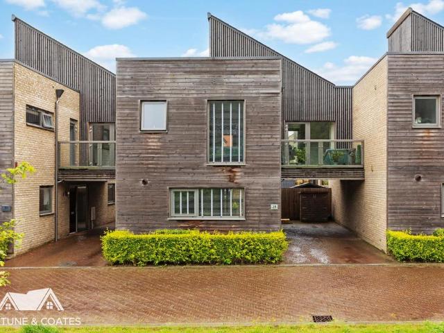 3 bedroom link detached house for sale