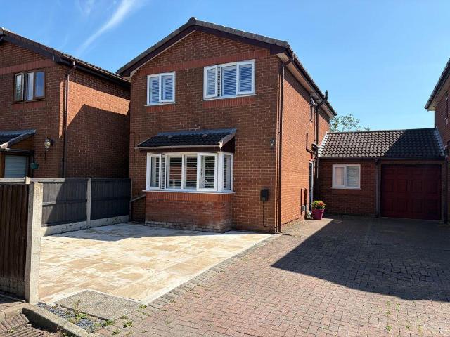 3 bedroom link detached house for sale