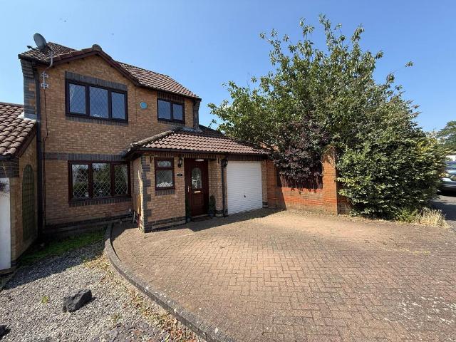 3 bedroom link detached house for sale