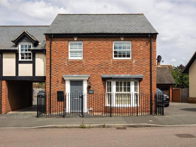 3 bedroom link detached house for sale