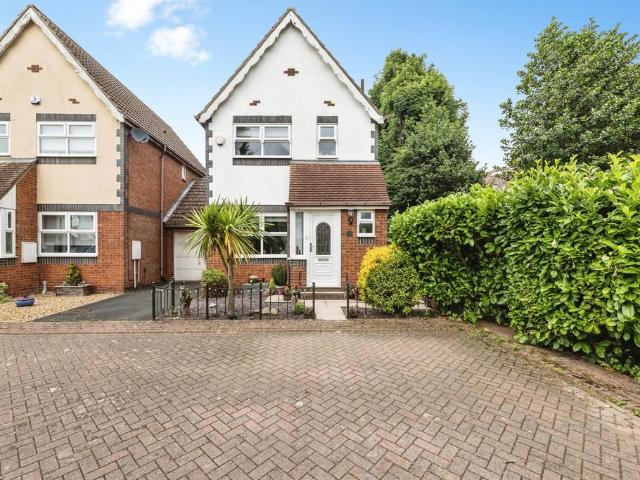 3 bedroom link detached house for sale