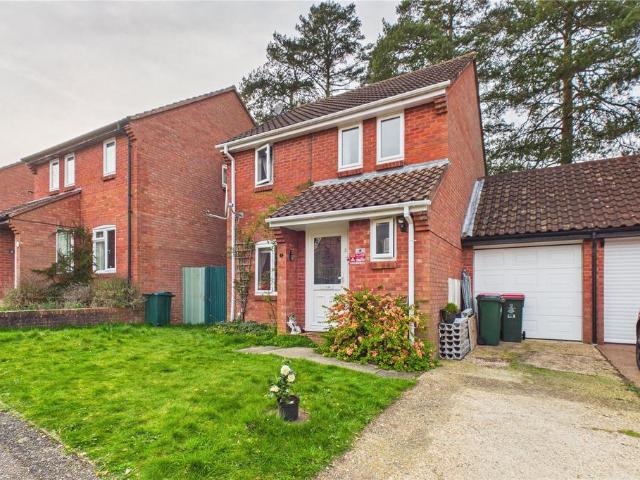 3 bedroom link detached house for sale