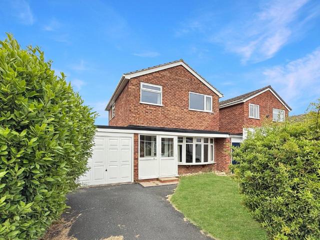 3 bedroom link detached house for sale