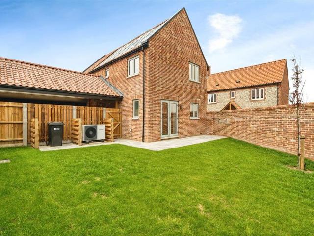 3 bedroom link detached house for sale