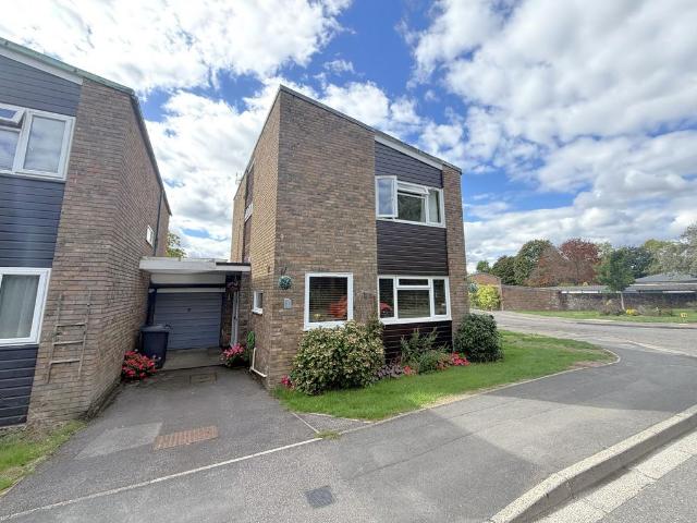 3 bedroom link detached house for sale