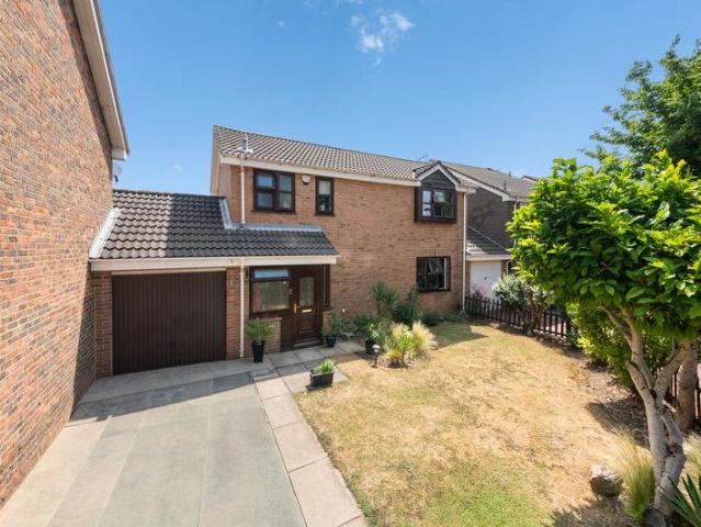 3 bedroom link detached house for sale