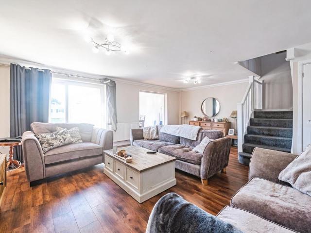 3 bedroom link detached house for sale