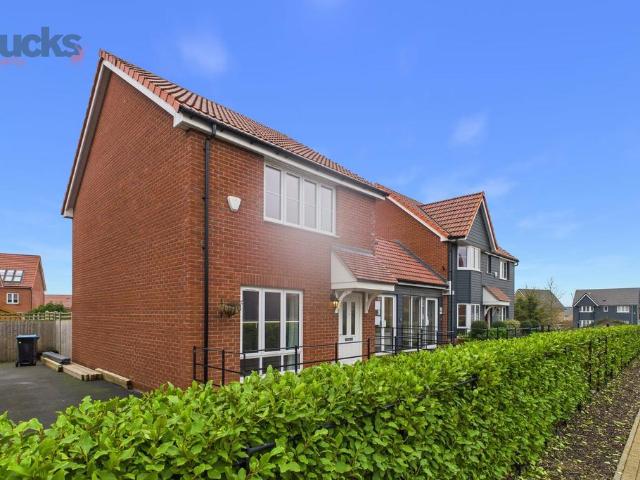 3 bedroom link detached house for sale