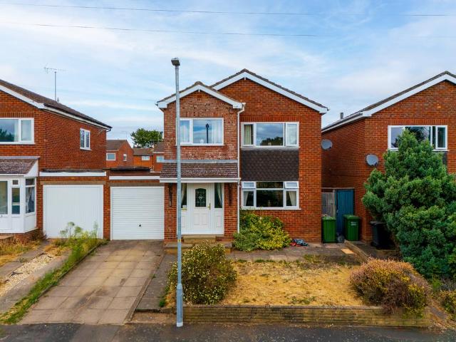 3 bedroom link detached house for sale