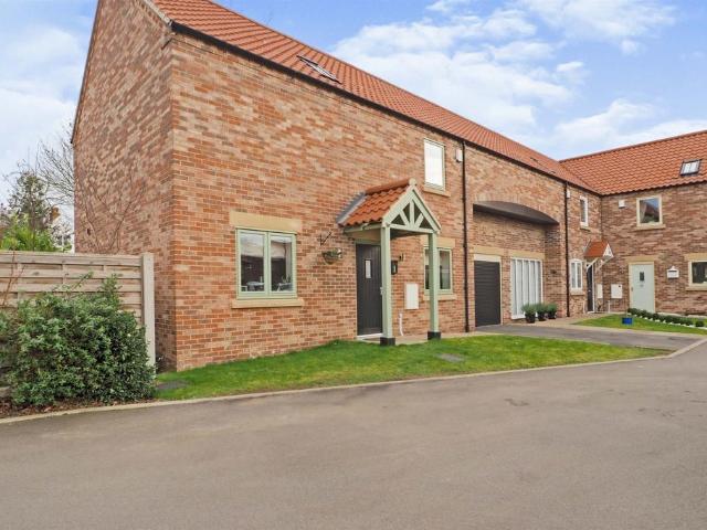 3 bedroom link detached house for sale