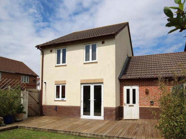3 bedroom link detached house for sale